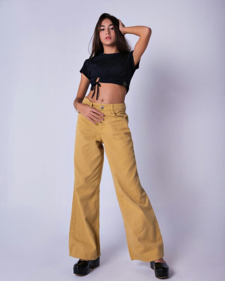 mujer posando con Top negro y pantalon