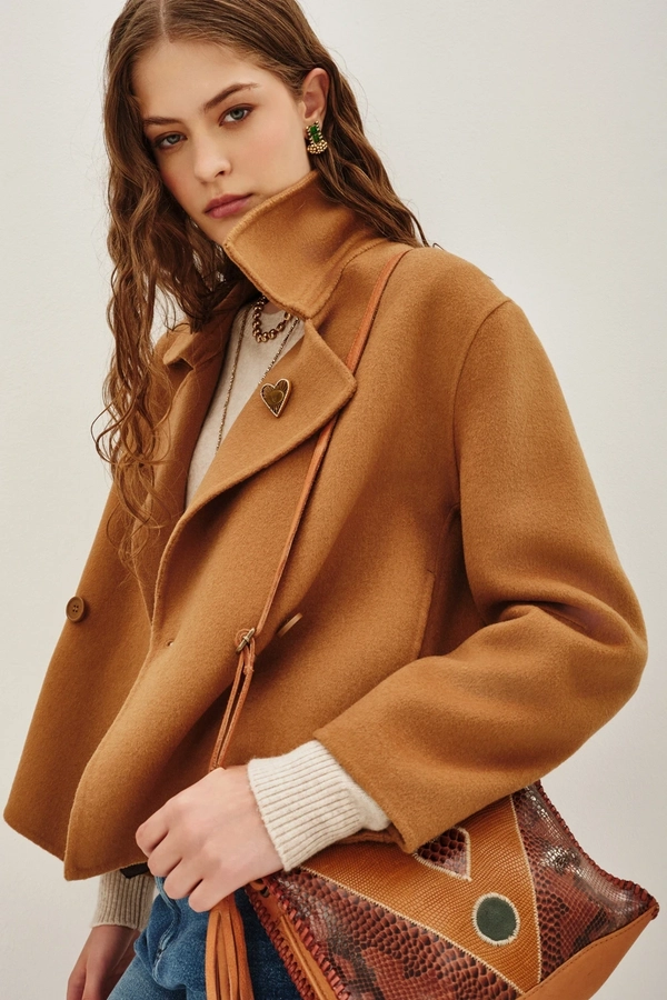 Mujer con abrigo marron